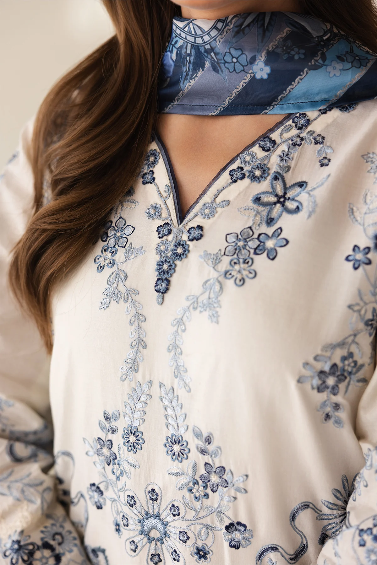 EMBROIDERED LAWN SF-4423 - Image 3