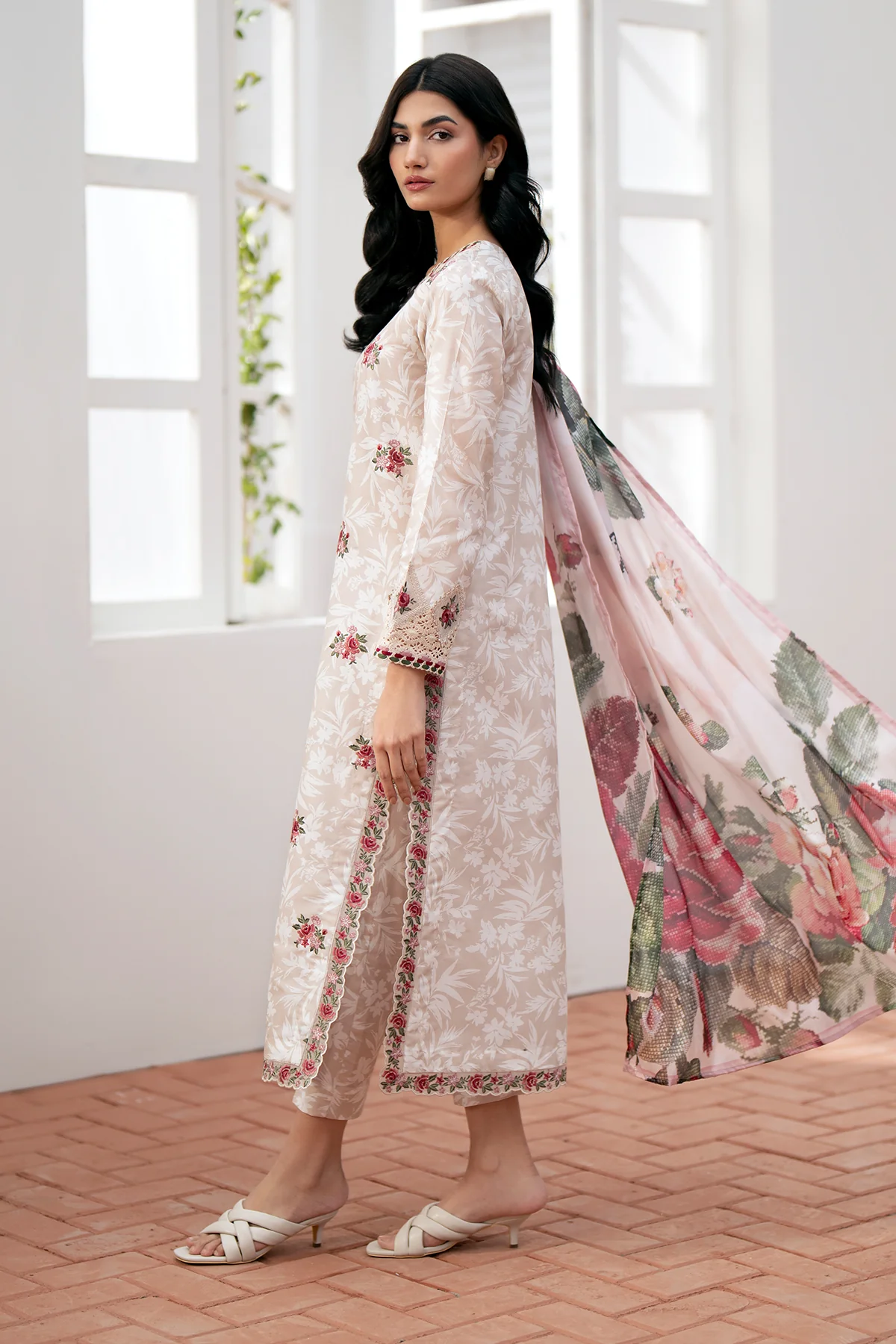 EMBROIDERED LAWN UF-535 - Image 2