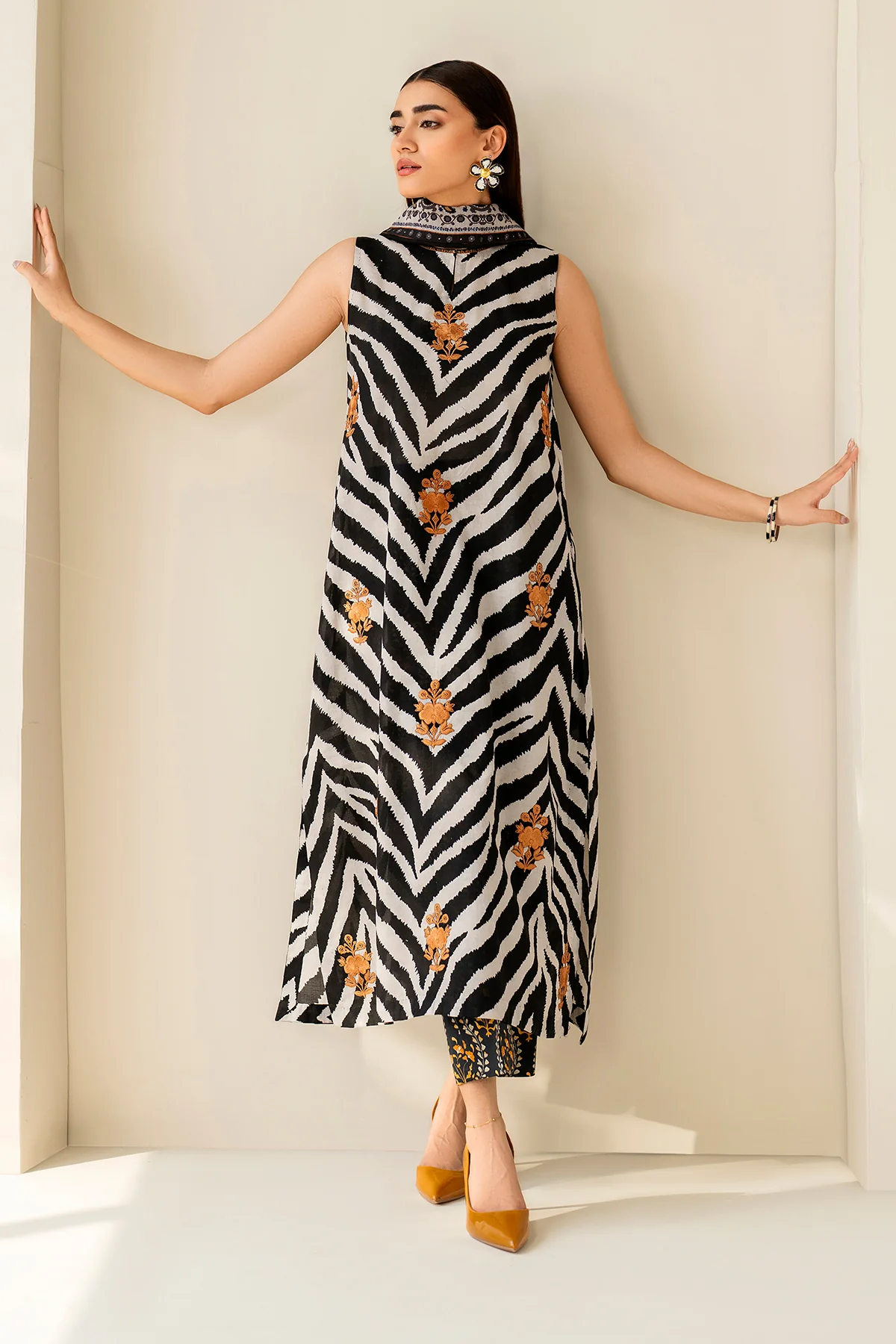 EMBROIDERED PRINTED LAWN UF-4206 - Image 3