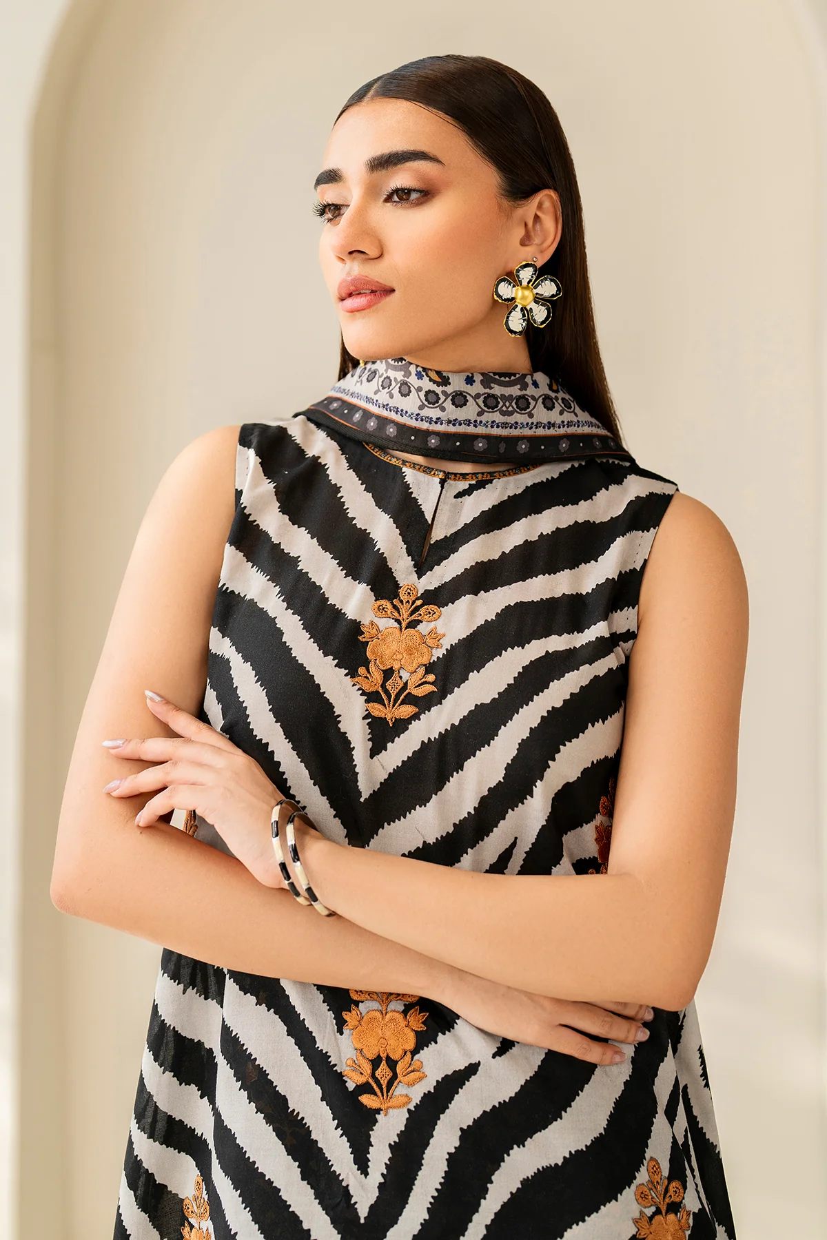 EMBROIDERED PRINTED LAWN UF-4206 - Image 4